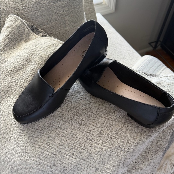 Clark’s Comfort Collection Women's Classic Black Leather Loafers 8.5 W - Picture 4 of 6